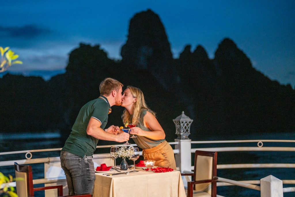 Crociera serale romantica alla baia di Halong Vietnam