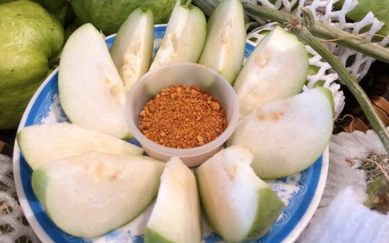 Goyave trempée dans du sel de piment