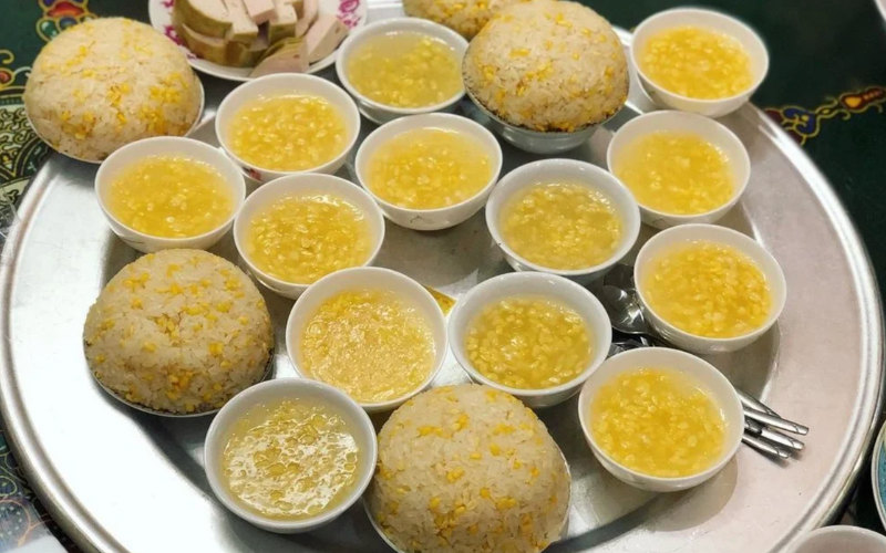 Le riz gluant avec la soupe sucrée