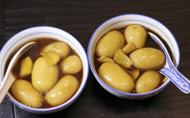 Les boulettes de riz gluant à la forme ellipse du Vietnam 