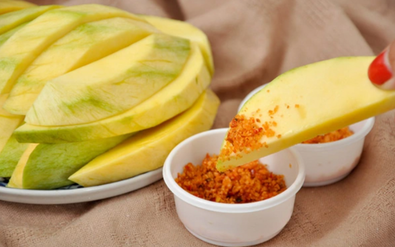 Mangue trempée dans du sel de piment