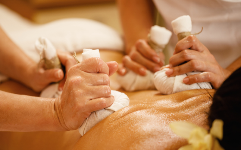 Massage aux herbes au Vietnam