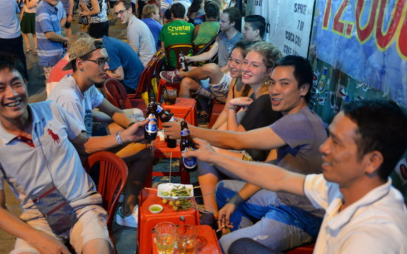 Les Vietnamiens adorent se retrouver pour boire de la bière le soir
