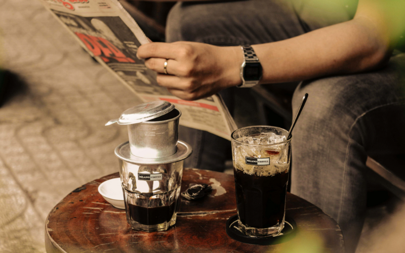 L'habitude des Vietnamiens de boire du café et de lire le journal du matin