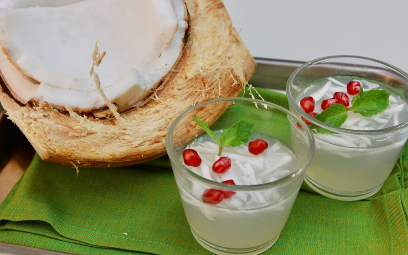 Déguster de la gelée de coco pour se rafraîchir en été