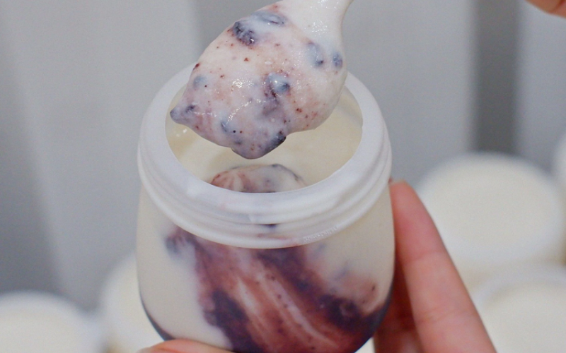 Yaourt au riz gluant violet