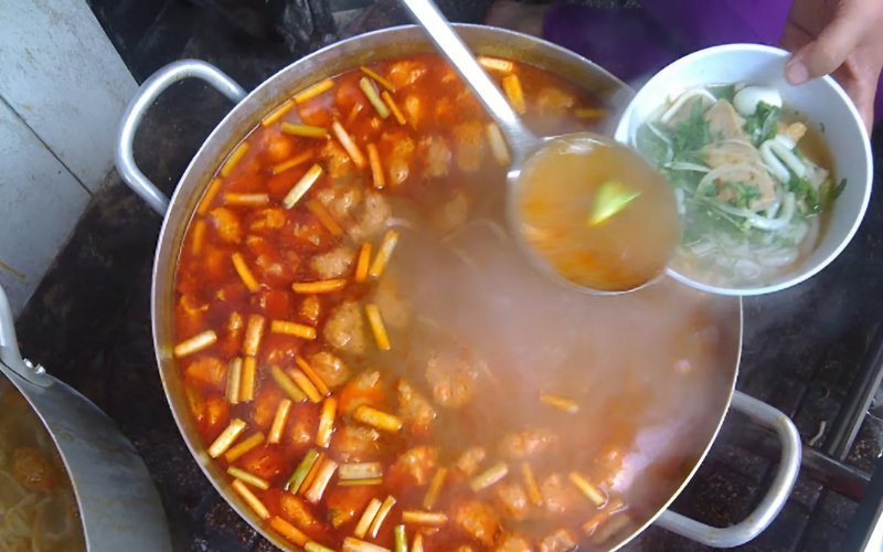 Le pot de délicieux bouillon de Banh Canh
