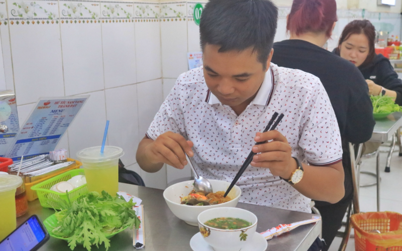 L'habitude des habitants du Sud au Vietnam de prendre leur petit-déjeuner avec le Hu tieu