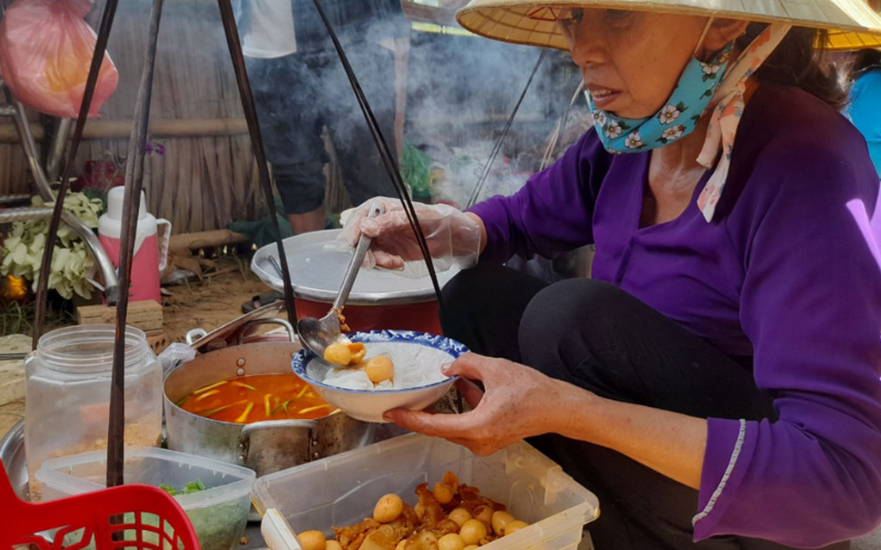 Un stand de longue date vendant des nouilles Quang à Hoi An