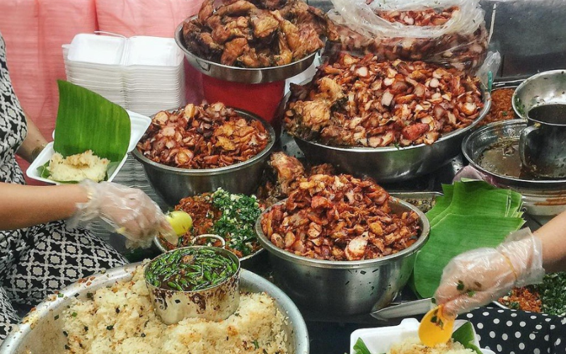 Un stand vendant du riz gluant le matin au Vietnam