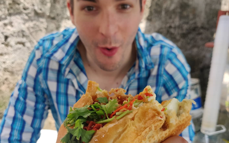 Un Youtubeur français est ravi de déguster du Banh mi vietnamien