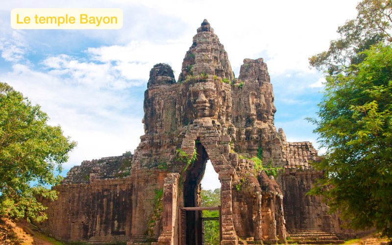 La beauté du temple se révèle sous le soleil