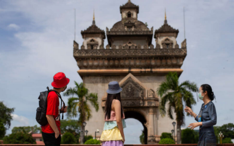 Les touristes visitent le Laos pendant la saison sèche