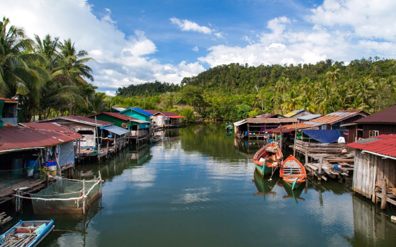 Lac Tonlé Sap après la pluie, arbres verts et ciel bleu clair