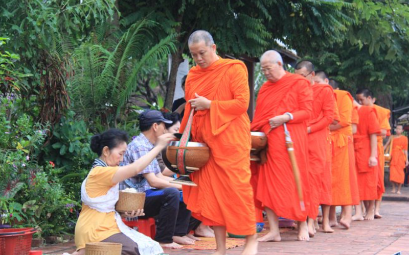 Que faire au Laos-La cérémonie matinale du Tak Bat à Luang Prabang