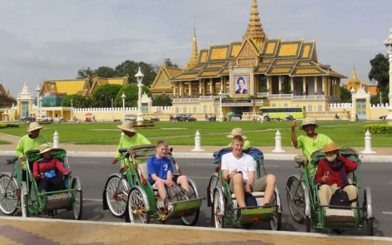 Les touristes font l'expérience du cyclotourisme autour du Phnom Penh 
