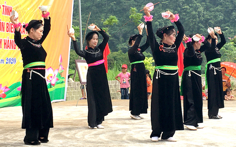  la danse Mua Bat de l’ethnie Tay