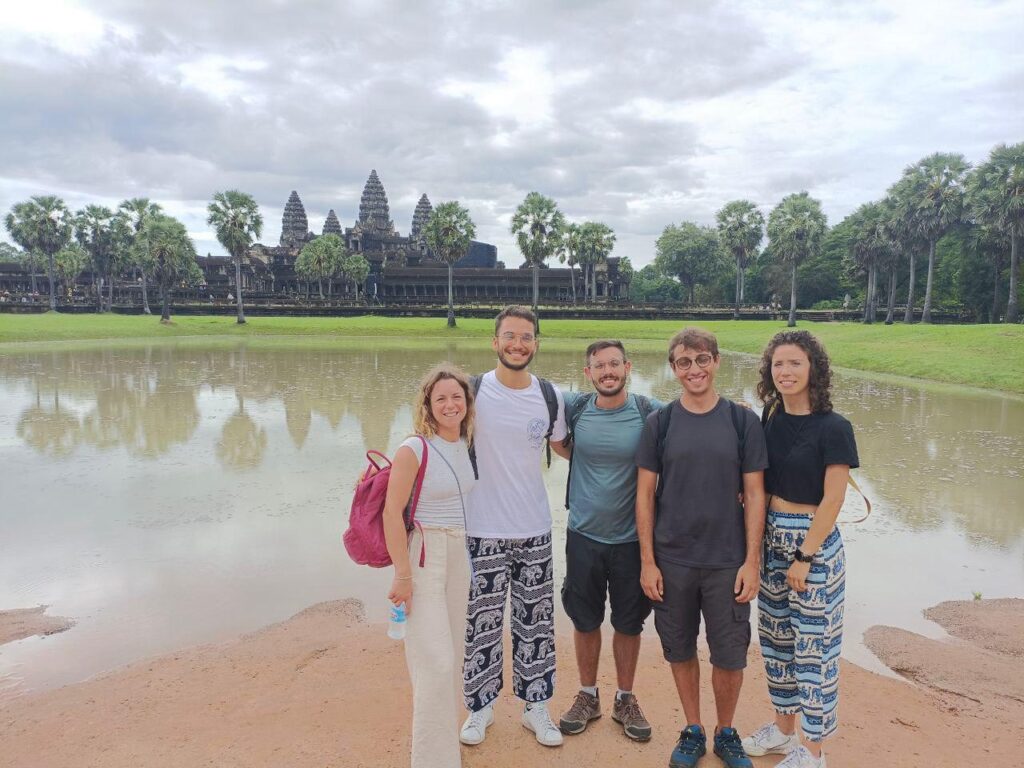 Valentina Pasquali con amici in Cambogia
