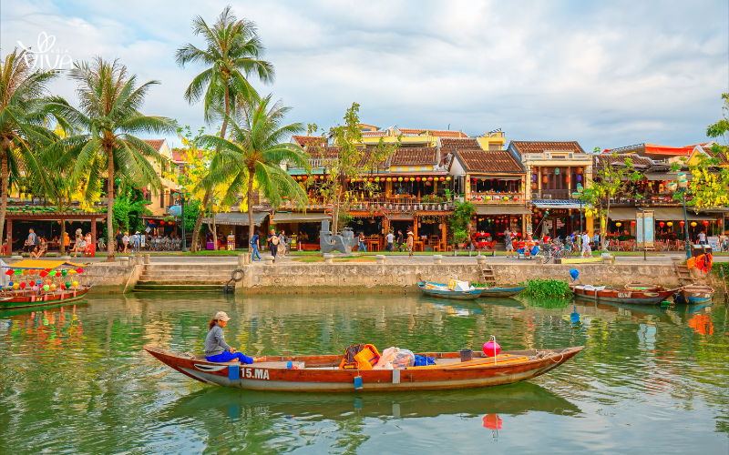 Il centro storico di Hoi An al crepuscolo, illuminato dalle lanterne che creano un'atmosfera magica e senza tempo