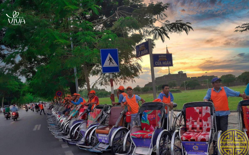 Night city tour by cyclo