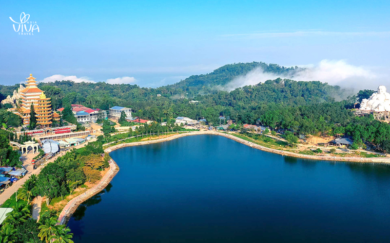 Vista mozzafiato dal Monte Sam_ la bellezza infinita del delta del Mekong