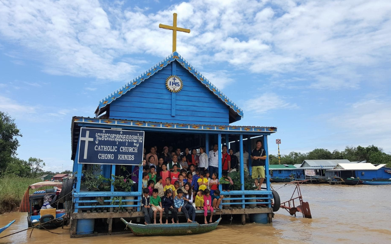 L’église flottante du village flottant de Chong Kneas