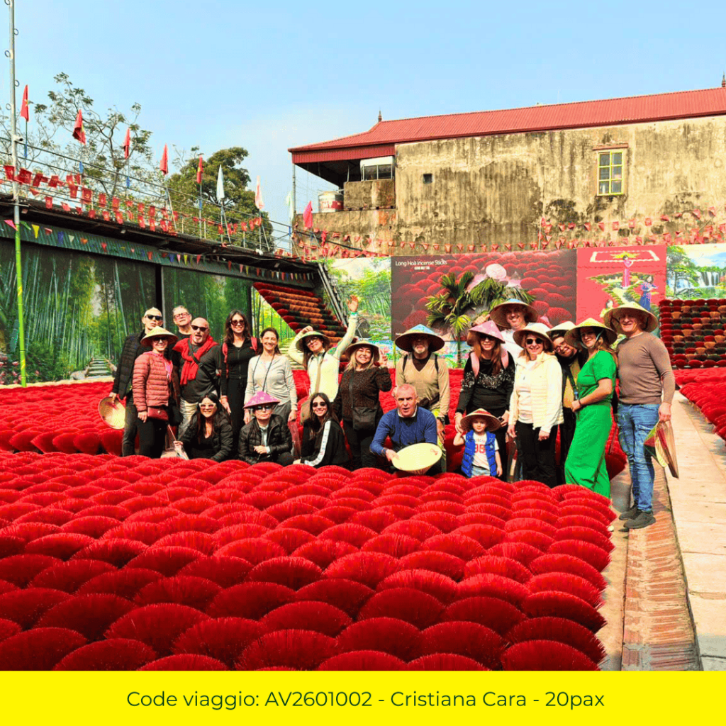 Gruppo 20 clienti italiani al villaggio incenso Quang Phu Cau