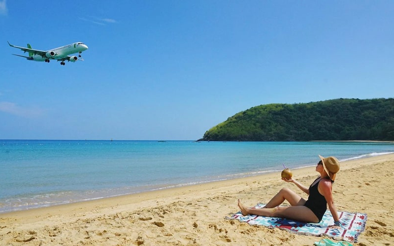Rilassati su una delle spiagge più belle di Con Dao, dove il silenzio e la bellezza si incontrano