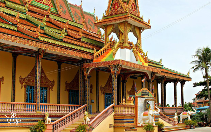 Admire the tranquil beauty of Samot Reangsey Pagoda, a peaceful sanctuary surrounded by nature