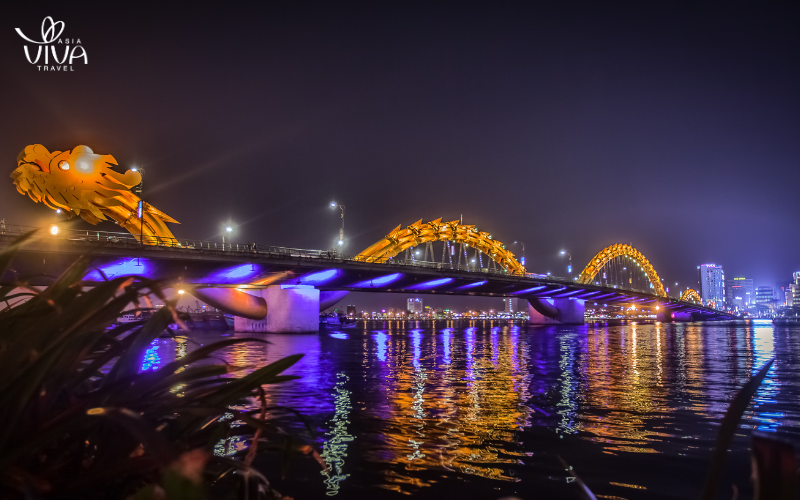 Il Ponte del Drago illuminato a Da Nang
