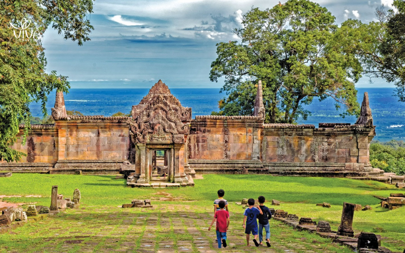 Intricate Banteay Srei-style carvings at Preah Vihear