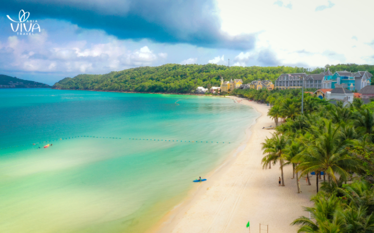 Spiaggia bianca di Phu Quoc con acque turchesi