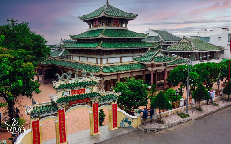 Un tempio venerato dai devoti nel cuore del Mekong