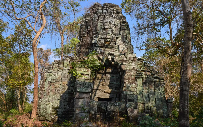 50 tours ornées de visages sculptés, semblable à l'architecture des tours du temple du Bayon