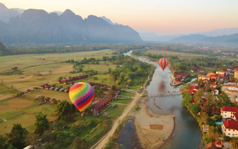 Le paysage paisible de la ville de Vang Vieng