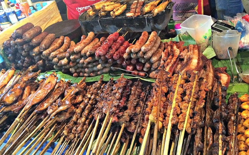 Il est recommandé d'essayer les saucisses grillées dans les stands de rue