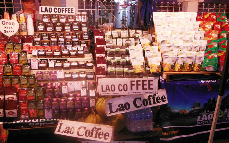 Le café lao est emballé dans un sac souvenir pour faciliter l'achat par les visiteurs