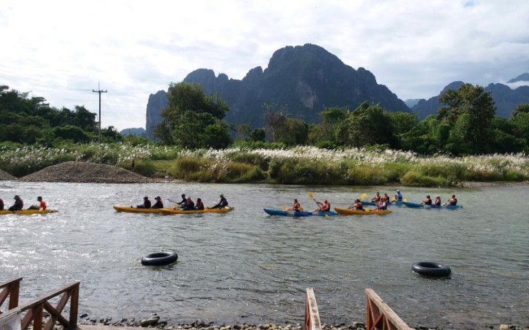 Une excursion en kayak sur la rivière vous aide à profiter des vues qui vous entourent