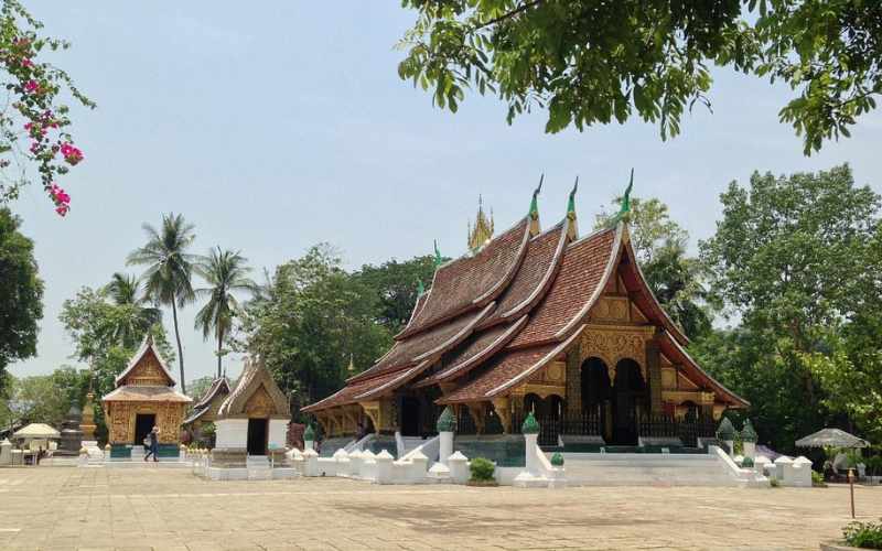 Ce temple est facilement reconnaissable grâce à son toit incliné caractéristique et à son extérieur doré