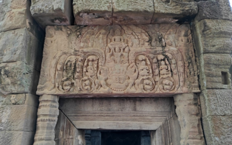 Des images du Bouddha sont finement sculptées sur les encadrements de portes