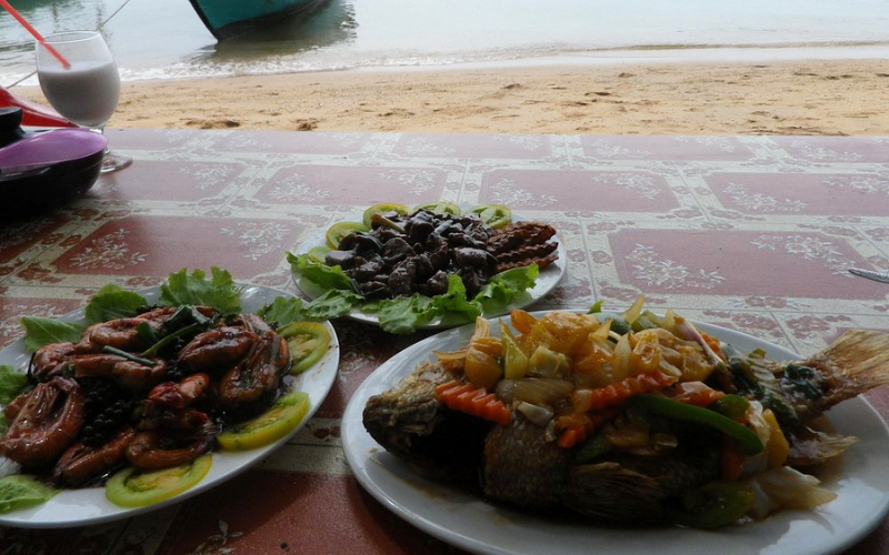 Un repas de fruits de mer avec vue sur la mer