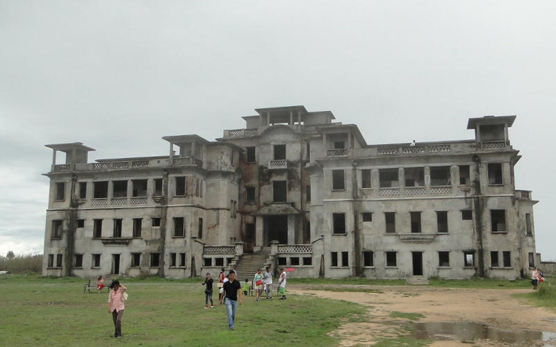 Après sa restauration, ce site est devenu le point incontournable à visiter à Kampot