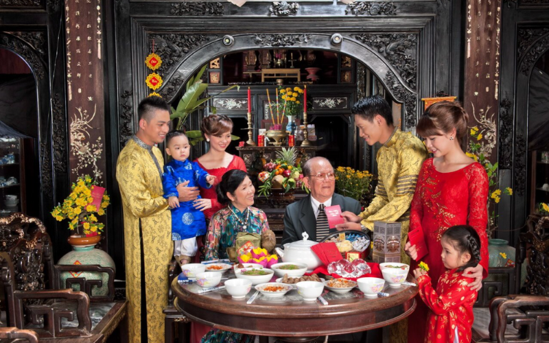 Toute la famille s'est réunie autour de la table du dîner et s'est souhaité bonne chance