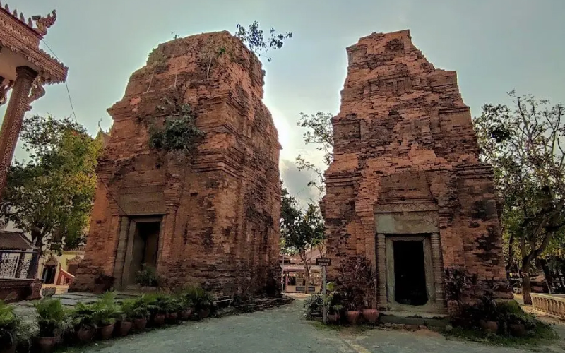 Les deux temples subsistent à Neang Khmau