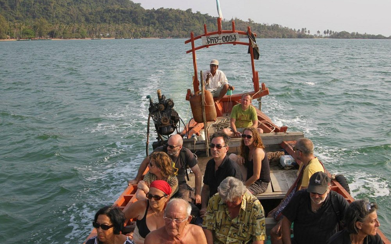 Il est conseillé de participer à une excursion en bateau pour explorer les îles voisines