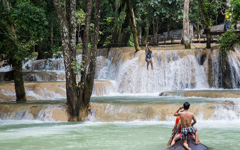 Il est également possible de faire de la tyrolienne au-dessus de la chute d'eau Tad Sae