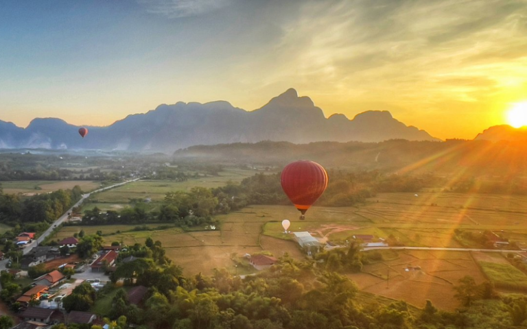 Selon nous, le meilleur moment pour profiter de la montgolfière vang vieng est au lever et au coucher du soleil.