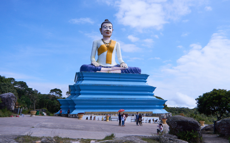 Ne manquez pas la visite de la statue de Yeay Mao lors de votre passage à Bokor Cambodge.