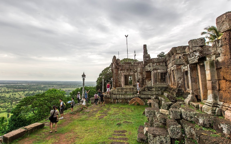 Le temple de Phnom Chisor, perché au sommet d’une colline, offre une vue spectaculaire et un cadre historique unique