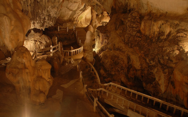 Dans la grotte de Tham Chang, le chemin est aménagé en marches d'escalier
